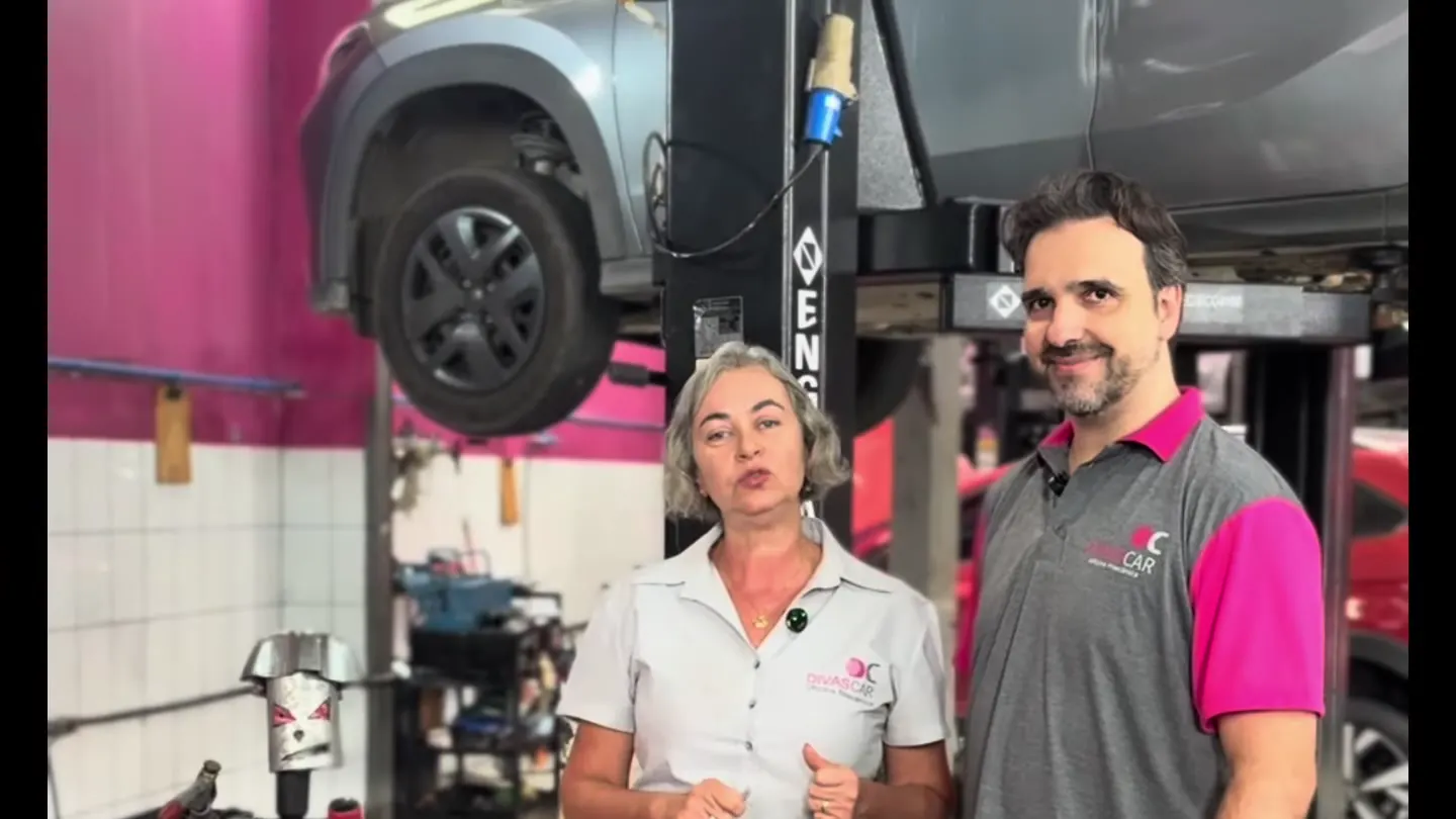 A Joelma e um mecânico da equipe explicando o checklist de revisão na oficina