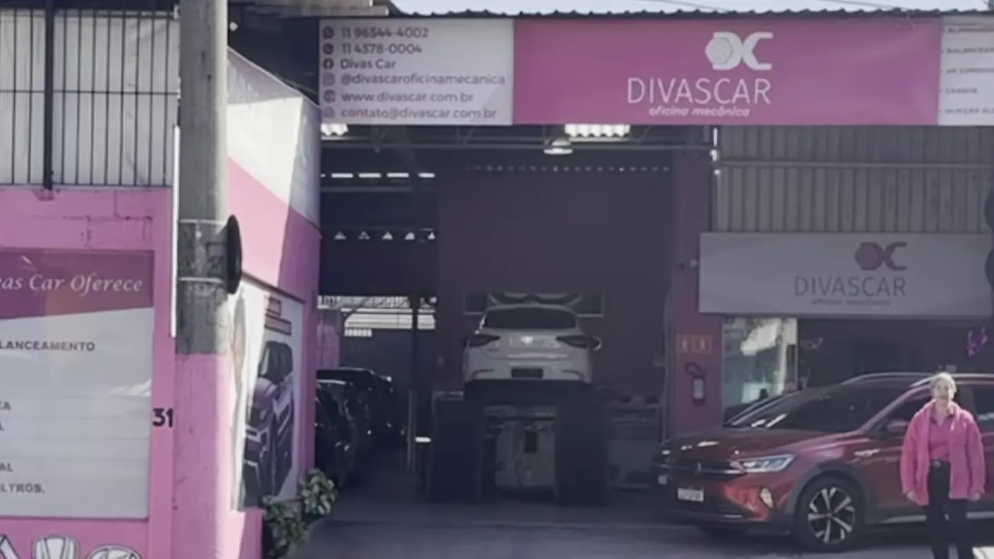 Fachada rosa da Divas Car na Av. Dr. Timóteo Penteado